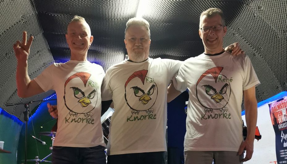 Band mit Band-T-Shirt